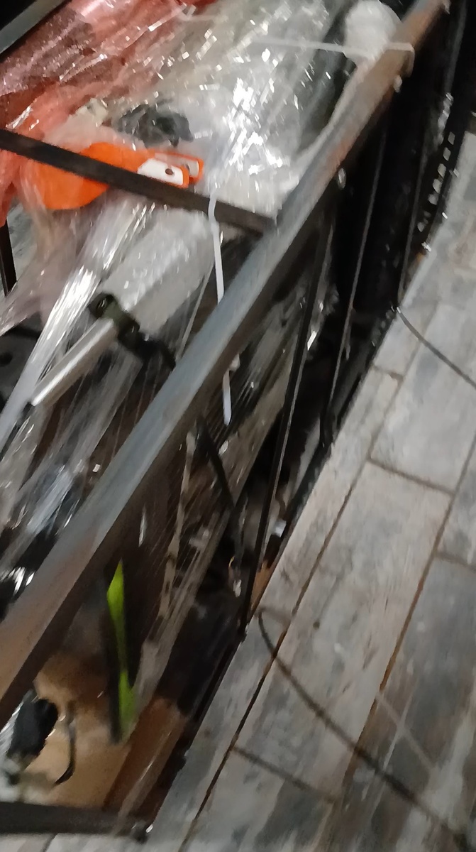 Внутри коробки железный каркас. 