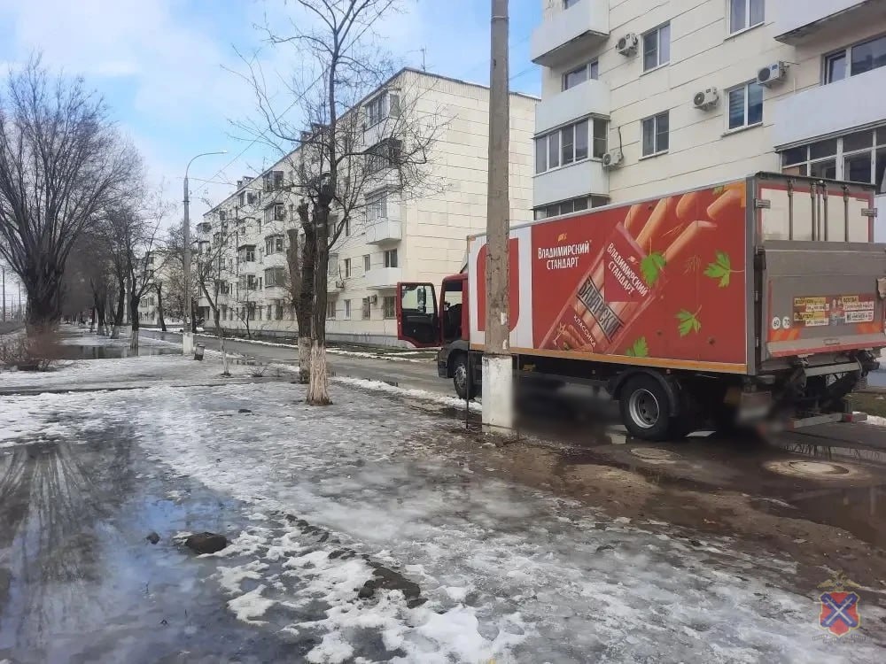 Все произошло около 12:10 дня. Рядом расположена крупная остановка общественного транспорта «Центральный парк культуры и отдыха». Водитель грузовика с рекламой продуктов сдавал в роковой момент назад, находился на территории тротуара напротив жилого дома. Здесь машина марки MAN сшибла насмерть мужчину-пешехода.   
 
 Пресс-служба также опубликовала кадры с места происшествия. На них грузовик стоит посреди тротуара, на месте, где случилось непоправимое.   
 
 Сегодня мы публиковали видео с Chery Tiggo, где машину вынесло на встречку в центре Волгограда. Дорожная видеокамера смогла запечатлеть этот пируэт. На записи видно, как Chery Tiggo направляется в сторону центра города. Как вдруг на повороте происходит странное – вместо того, чтобы плавно переместиться в общий поток, машина оказывается на встречке. Здесь ее несколько раз прокручивает, после чего Chery Tiggo останавливается. По официальной версии, 29-летний водитель иномарки не справился с управлением и попал в больницу. Chery в пируэте успела столкнуться с внедорожником Toyota Land Cruiser и китайским кроссовером Geely. Данная авария произошла утром в субботу 14 февраля, около 10:09.   
 
 Новости Волгограда читайте в удобном формате на канале MAX. 
    
  Ирина РассказоваПо информации регионального главка МВД, прибывшие на место медики оказались, к сожалению, бессильны. Пешеход скончался на месте:  
    
 - В результате ДТП мужчина скончался на месте до приезда скорой медицинской помощи.📷
