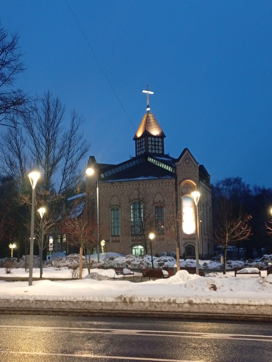 А вот это - баптистский храм прямо напротив "Будапешта"