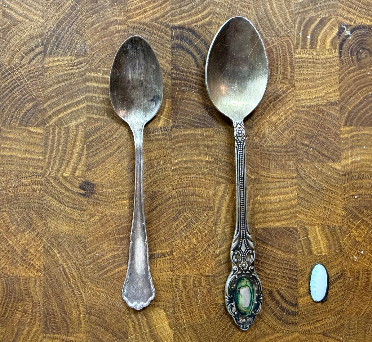 Мне подарили 2 ложки с клеймами, но только одна оказалась серебряной 