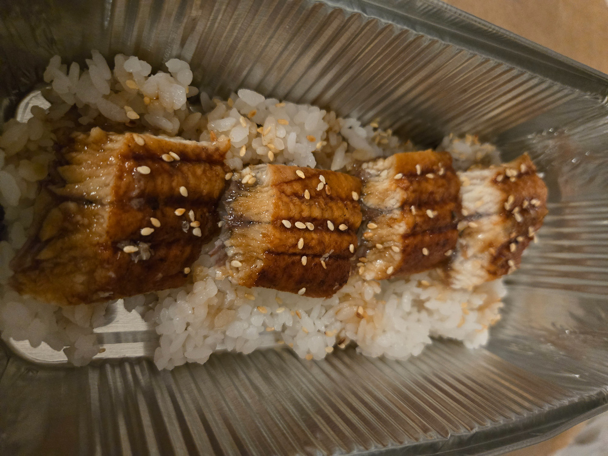 Угорь на рисе 990р.        8/10 золотых волшебных рыбок 