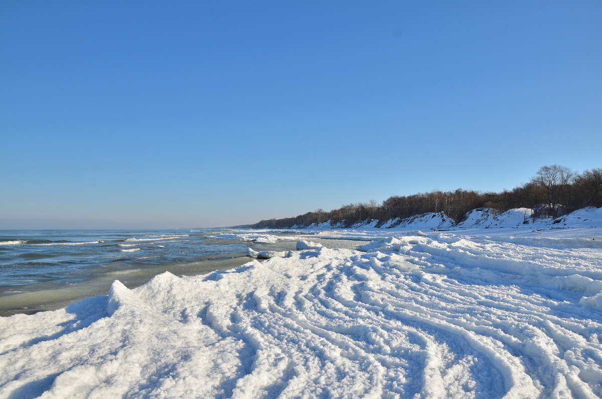 Замерзшее Балтийское море недалеко от Зеленоградска.