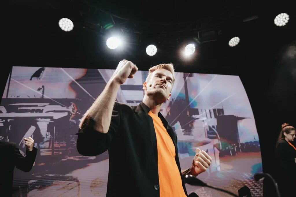    Спектакль «Сталевары», Театр Труда. Фотограф Артем Измалков Источник фото: Театр To Go