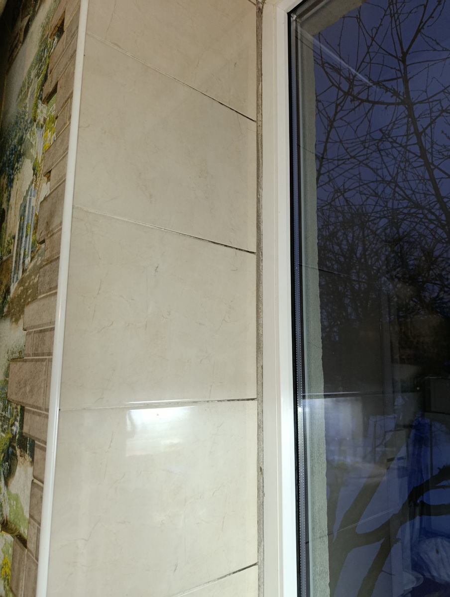 Откосы муж когда-то плиткой отделал, это лучшее решение, так удобно, лучше, чем пластик, но надо швы в порядок привести. 