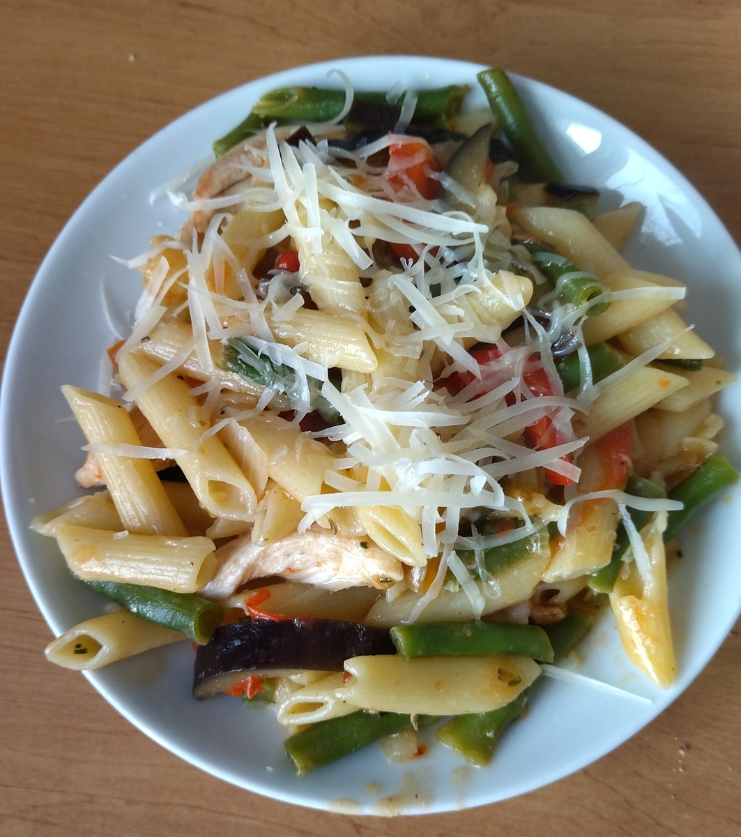 Макароны с курицей и овощами. Сверху немного выдержанного сыра. 