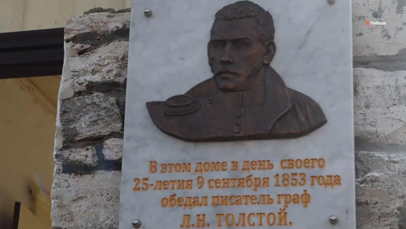    Мемориальную табличку подготовил скульптор Юрий Хмелевской Фото: Елизавета Боброва / / ИА «Победа26»