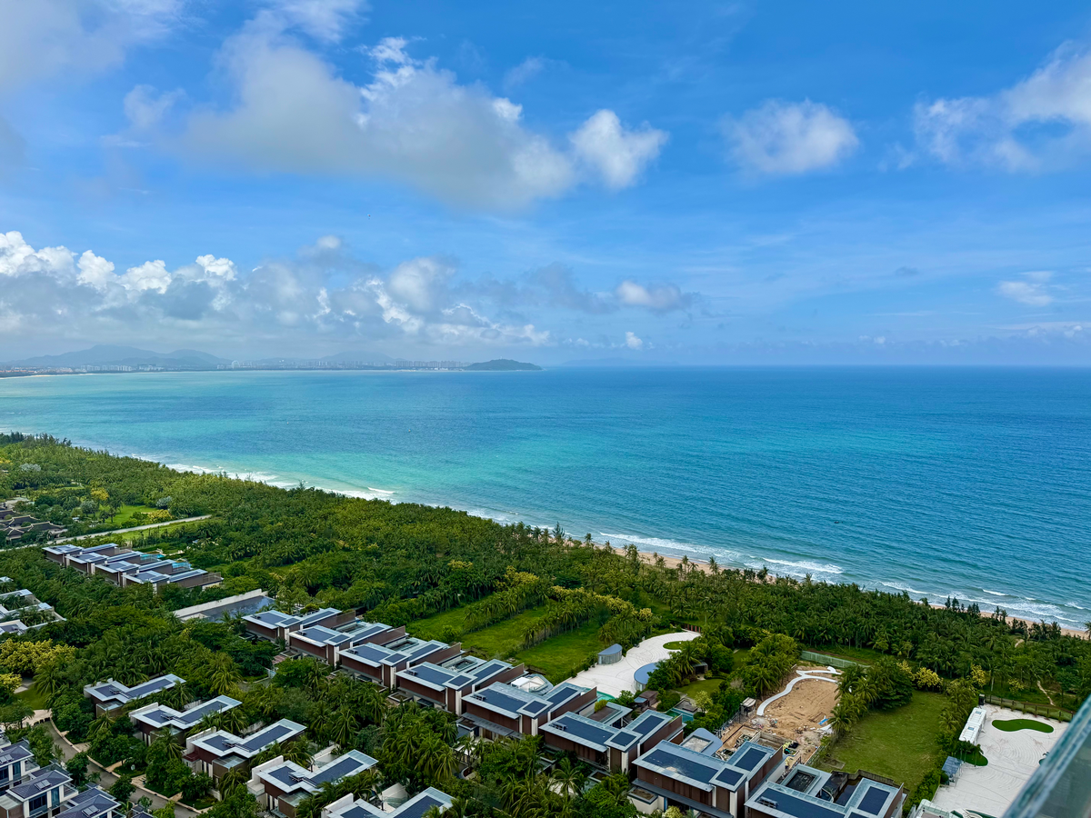 Вид на пляж Хайтан Бей из номера отеля Атлантис Санья