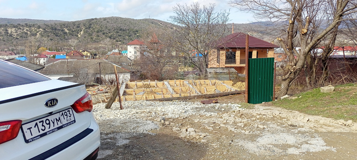 Фундамент соседи залили