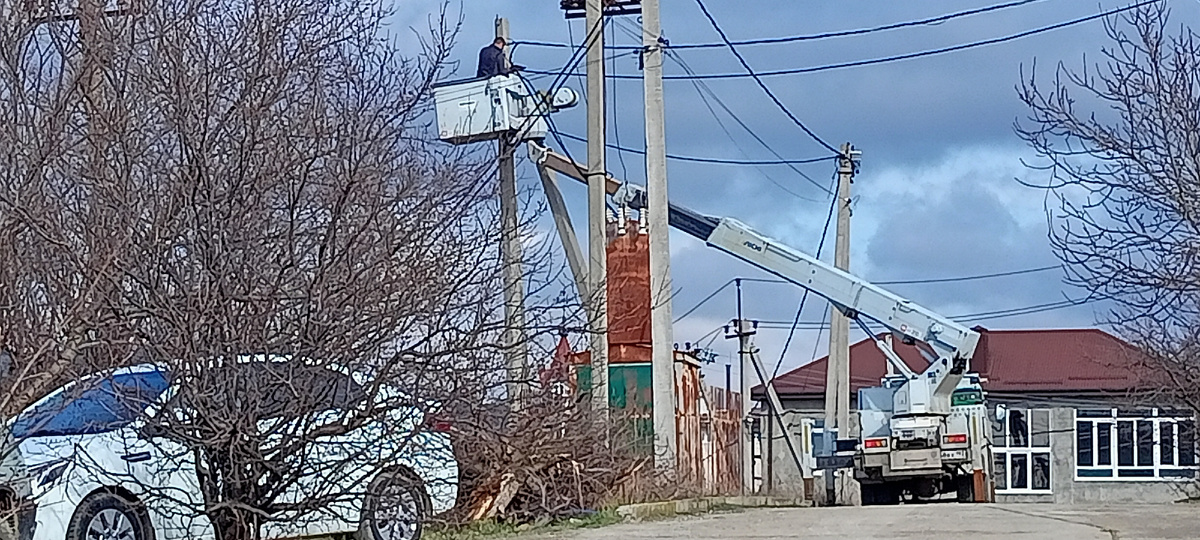 Электрики за работой