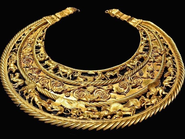 Золотая скифская пектораль 
