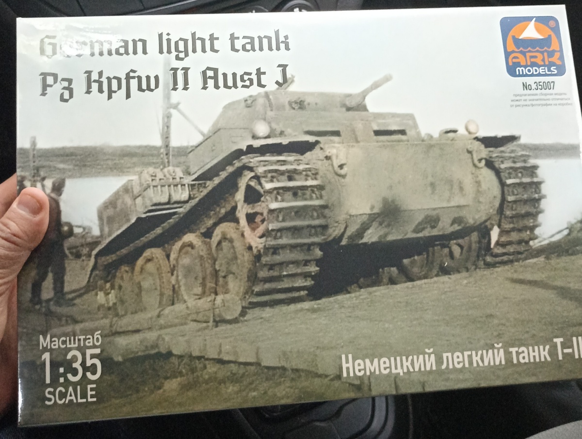 Ещё я видел зелёные коробки с нарисованным танком, видимо у меня более новая версия упаковки. 