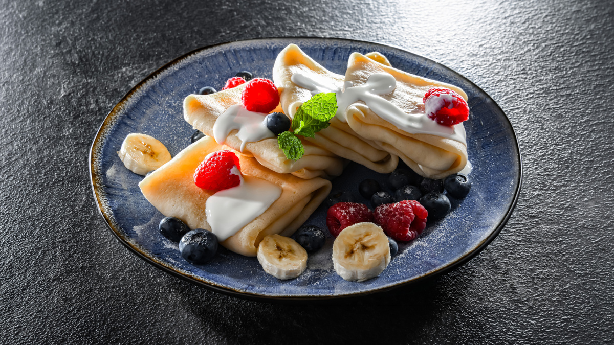 Блины с творожным сыром, малиной и голубикой.