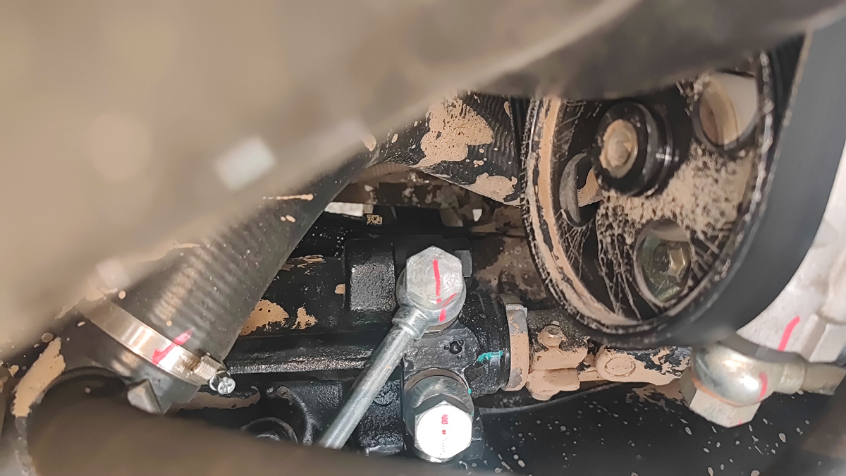 Там, где-то внизу на раме масло.