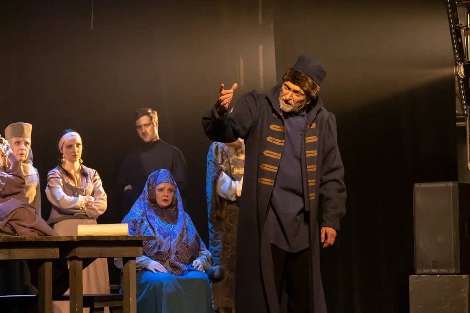    Исторические костюмы, масштабные декорации и мощная актерская игра заставили зал сопереживать эпохе Смутного времени. ФОТО: Минкультуры ЛНР