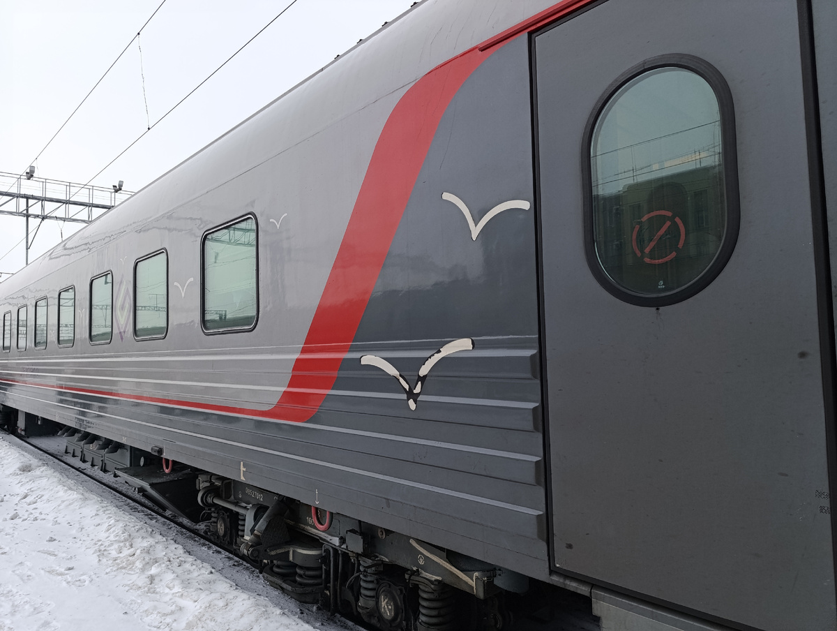 Вот такие немного ободранные птички и логотип у них свой. А так вагоны очень похожи.