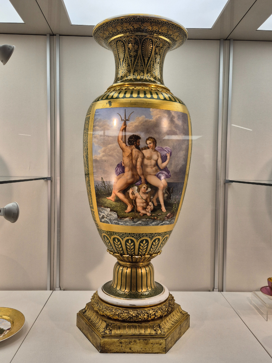 Ваза "Нептун и Амфитрита", 1810-1830 гг., Севрская фарфоровая мануфактура. Роспись Виктор Доминик Франсуа Бине (1799 - 1849) по гравюре Жозефа Теодора Ришомма (1785 - 1849) с оригинала Джулио Романа (1492 - 1549). Фарфор, бронза, литье, надглазурная полихромная роспись, крытье, золочение, цировка.