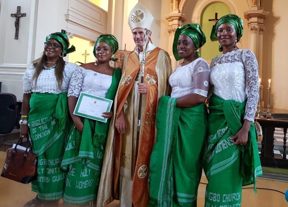 Нигерийские женщины в церкви в Лондоне