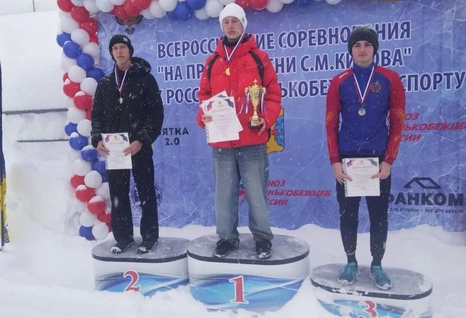    Константин Афанасьев (справа) - бронзовый призёр IV этапа Кубка СКР на дистанции 1500 метров. Фото: Союз конькобежцев России