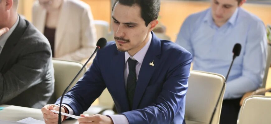 Старший научный сотрудник Института США и Канады РАН Павел Кошкин прокомментировал эпатажные высказывания Дмитрия Медведева как намеренно сконструированный образ для привлечения молодёжи. Елизавета Бах