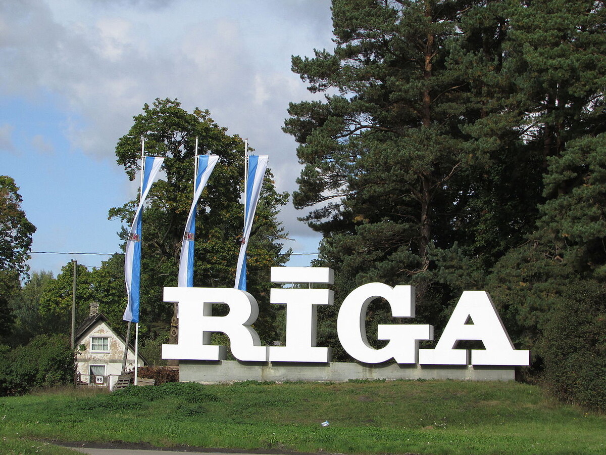 Надпись при въезде в Ригу