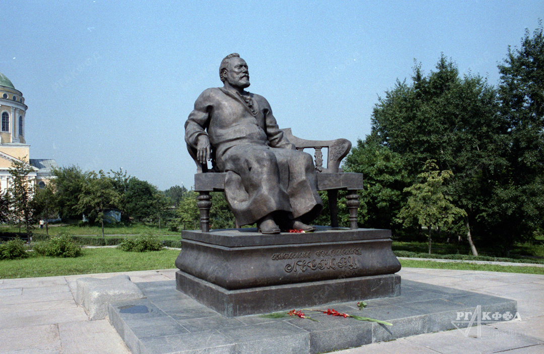 Памятник русскому писателю Н.С. Лескову / г. Орёл. 1984 г. / Фотограф: В.П. Грицюк / РГАКФФД. Арх.№ 0-2796