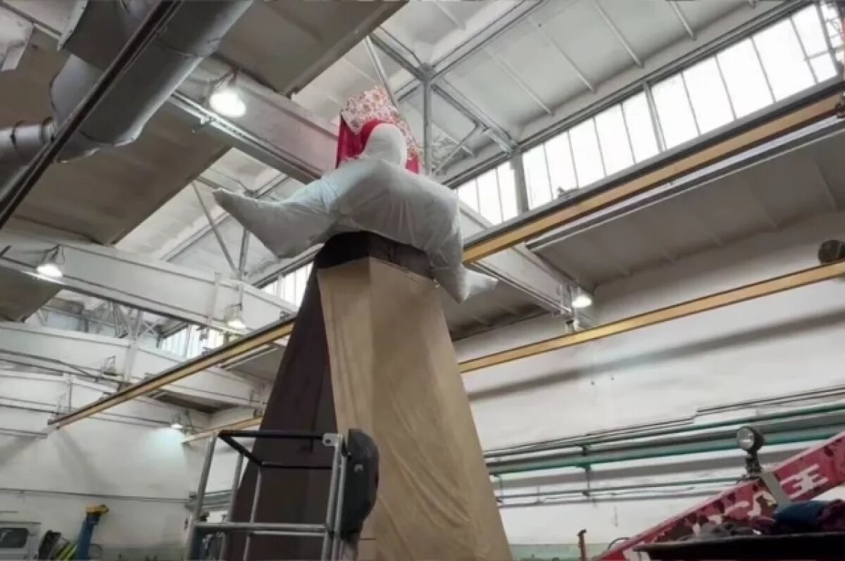    Сборку 10-метровго масленичного чучела заканчивают в Волгограде