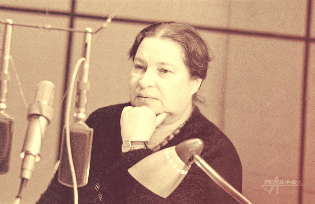 Детская писательница А.Л. Барто в аппаратной Всесоюзного радио / г. Москва. Март 1969 г. / РГАКФФД. Арх.№ 0-356386
