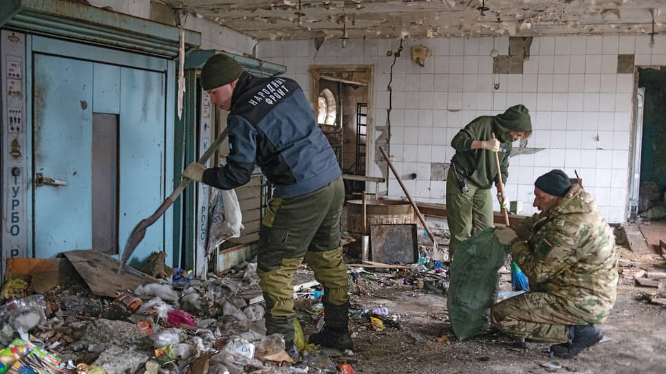 Газовиков-волонтеров попросили расчистить от мусора помещение бывшей пекарни монастыря.📷Фото: Валерий Мельников / Коммерсантъ