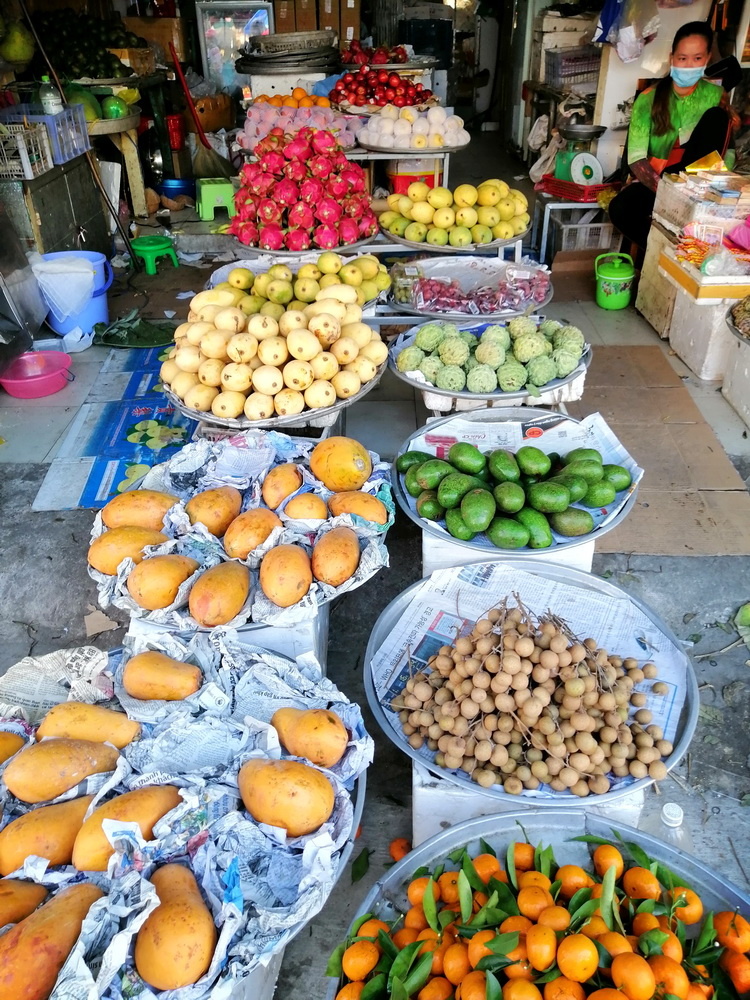 Фрагмент дневного рынка в марте, в административном центре острова