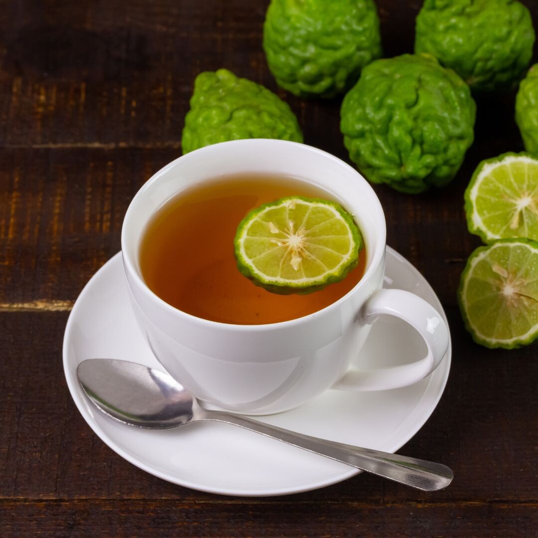 Бергамот стоял у истоков современной парфюмерии: ещё в начале 1700‑х годов он блистал в оригинальной Eau de Cologne Фарины и положил начало целому «свежему» семейству ароматов.