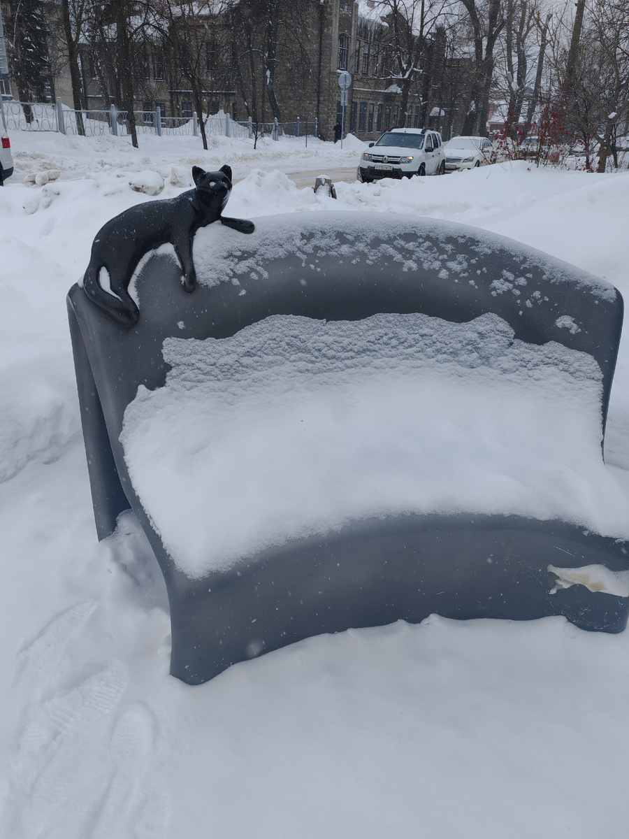 Жанровая скульптура «Скамейка с кошкой». Фото автора 