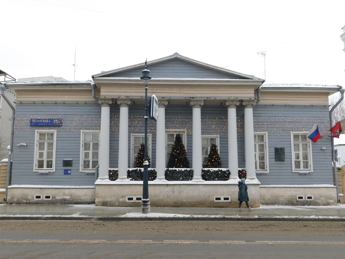"В одной из отдалённых улиц Москвы, в сером доме с белыми колоннами, антресолью и покривившимся балконом, жила некогда барыня..." Фото автора.