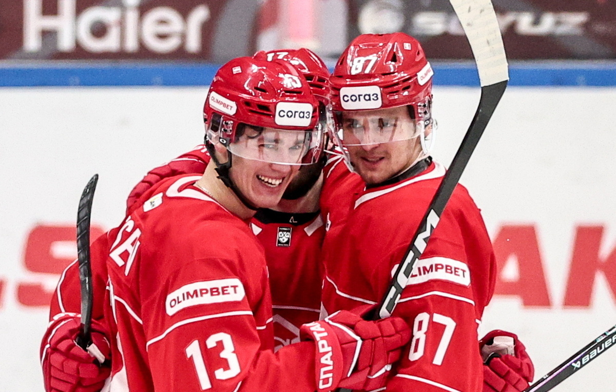    Нападающие "Спартака" Михаил Мальцев и Даниил Гутик  Софья Сандурская/ТАСС