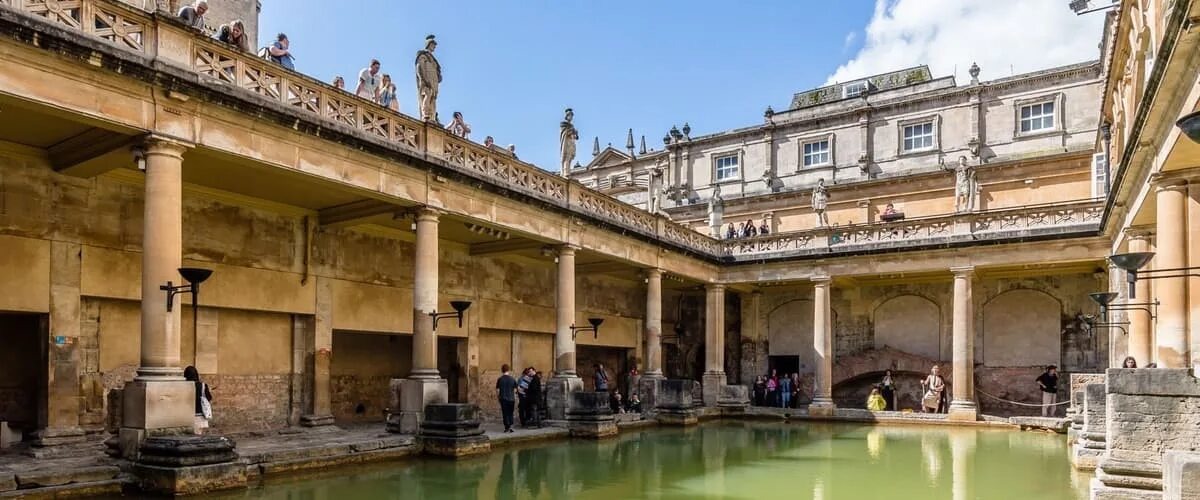 Архитектура поражала воображение: высокие своды, мозаика на полу, статуи богов, фонтаны, огромные окна, пропускающие мягкий свет.