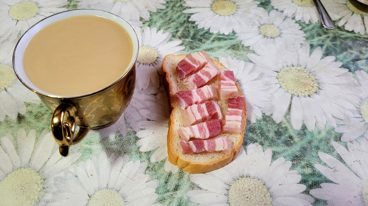 Кофе со сливками и бутерброд.