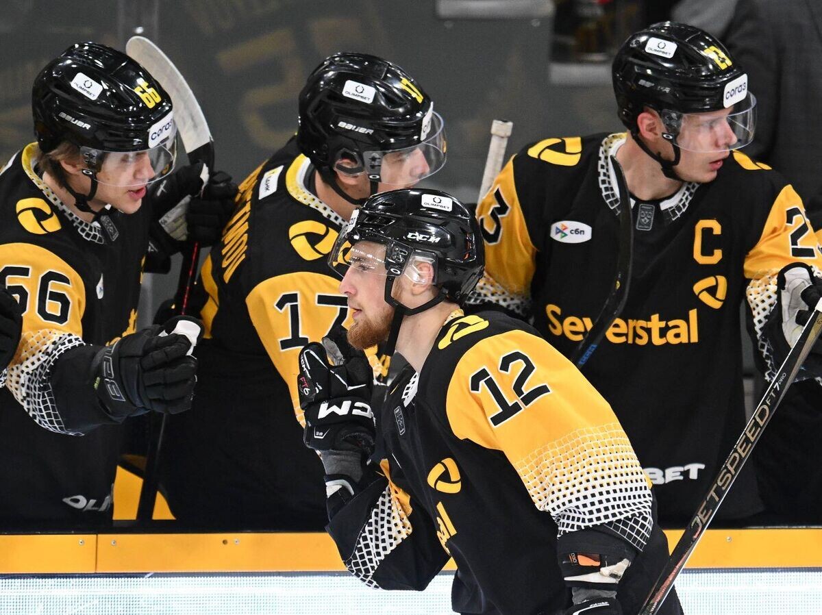    Александр Скоренов празднует гол с партнерами по "Северстали" | © Фото : Официальный сайт "Северстали"