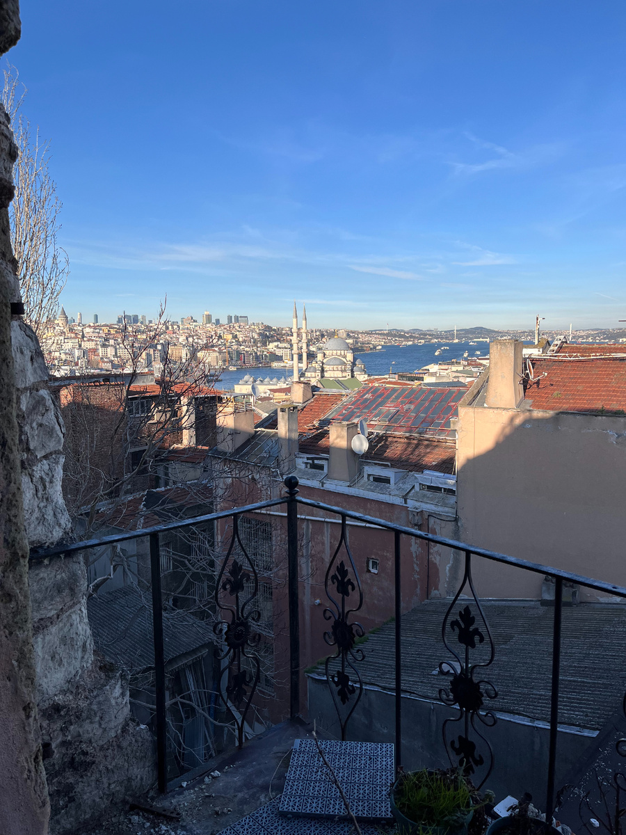 Вид на город с балкона Büyük Valide Han
