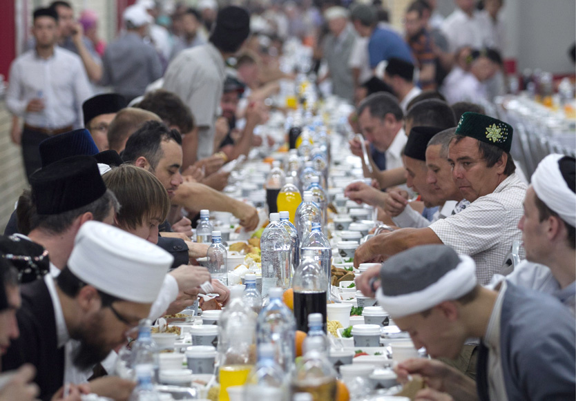    Ночная трапеза в Рамадан    
Фото: Максим Туманов / ТАСС