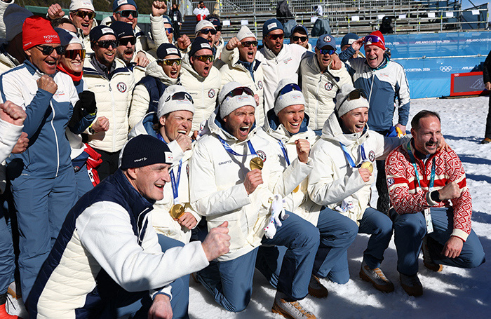    Сборная Норвегии празднует победу. Лыжные гонки, мужская эстафета 4 х 7,5 км. REUTERS/Kai Pfaffenbach