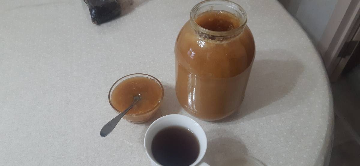 Лесной мед,устроили чаепитие)