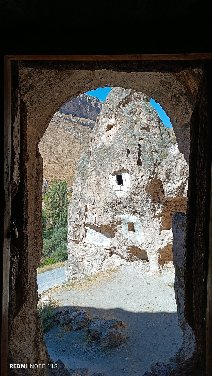 Вид из пещерного храма