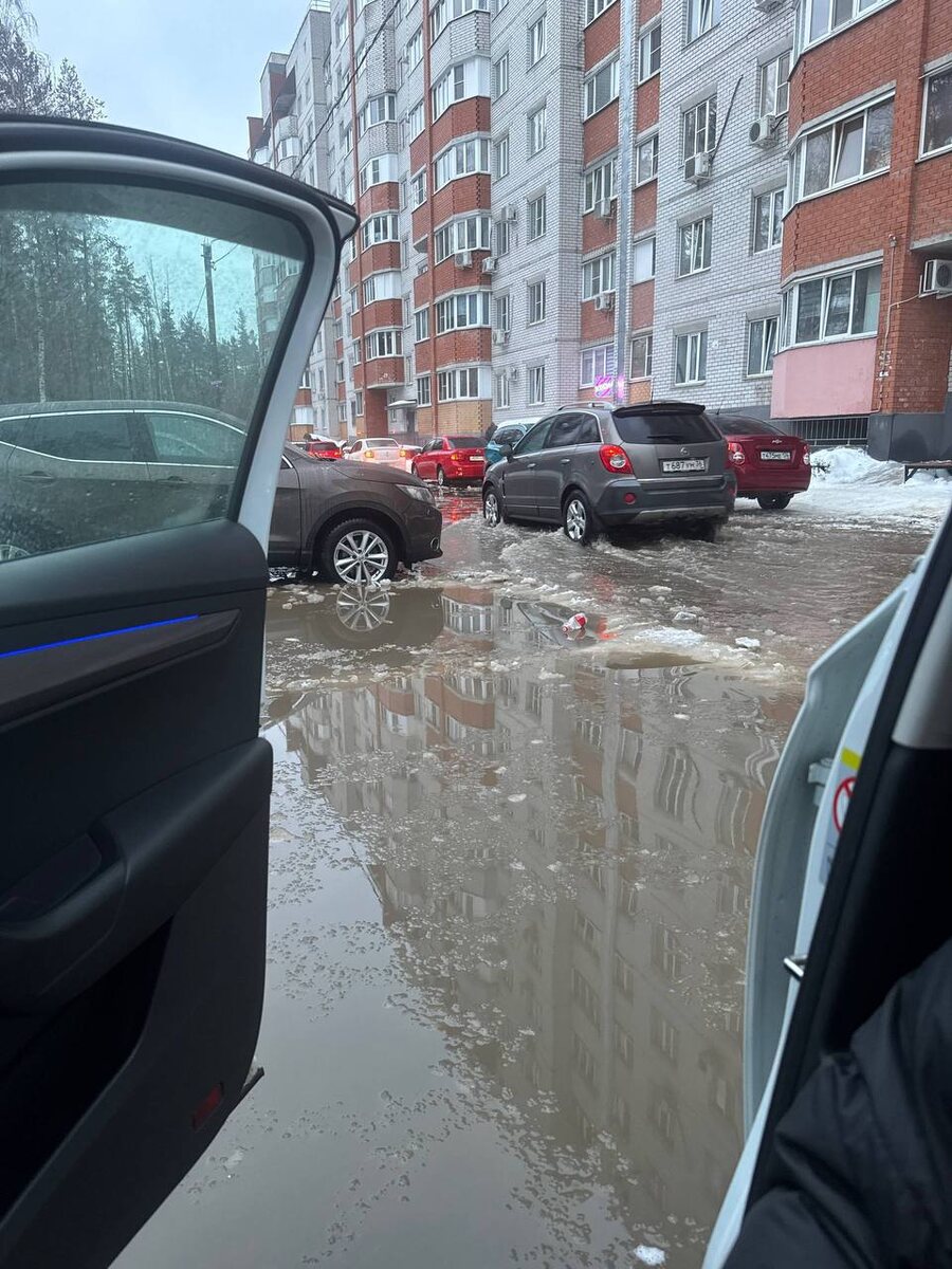 Примерно так выглядят все дворы в городе. Фото из городского паблика.
