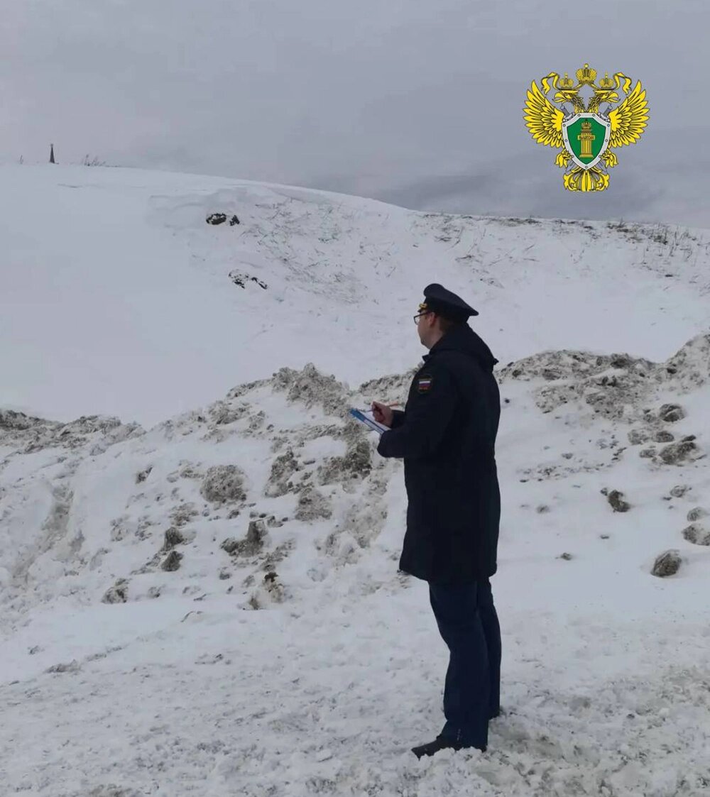    Сотрудники на месте гибели детей в Свердловской области. Фото: Прокуратура Свердловской области