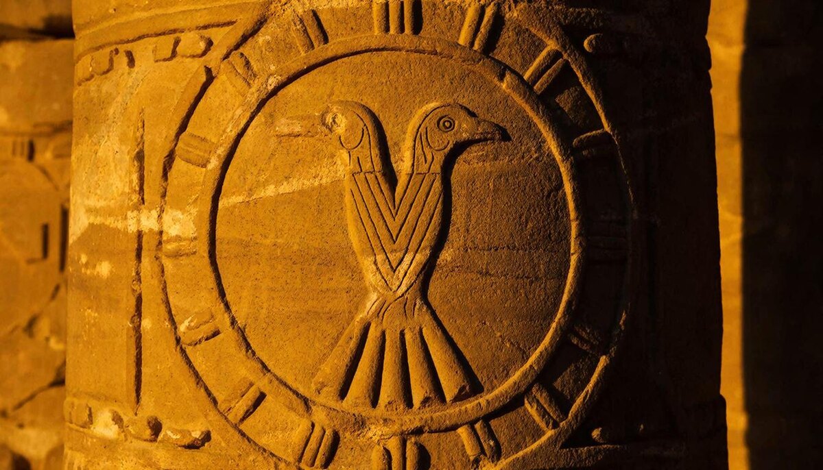 12 тысяч лет назад охотник из Гёбекли-Тепе вырезал на камне птицу с V-образным знаком. Он даже не догадывался, что создаёт первый в мире календарь — 365 дней, 12 лунных месяцев. 