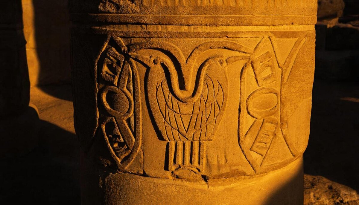 12 тысяч лет назад охотник из Гёбекли-Тепе вырезал на камне птицу с V-образным знаком. Он даже не догадывался, что создаёт первый в мире календарь — 365 дней, 12 лунных месяцев. 