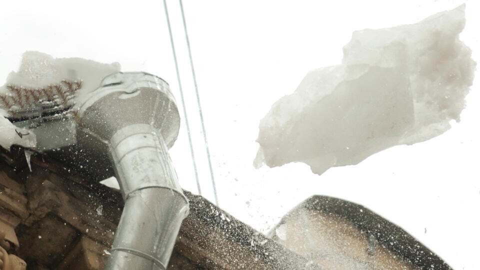     Ледяная глыба упала с крыши на жительницу Подмосковья Кошелев Ростислав/ITAR/TASS