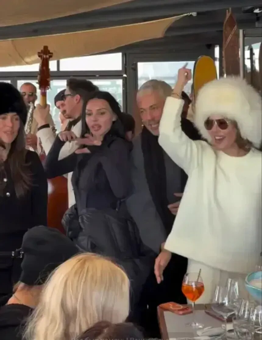 Оксана Самойлова, Александр Рогов и Ксения Собчак во время поездки в Куршевель