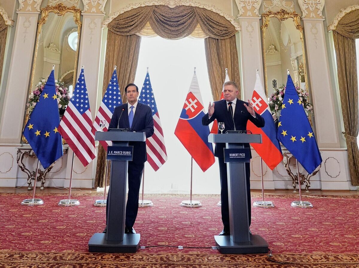   Госсекретарь США Марко Рубио и премьер-министр Словакии Роберт Фицо во время совместной пресс-конференции в Братиславе | © REUTERS / Alex Brandon