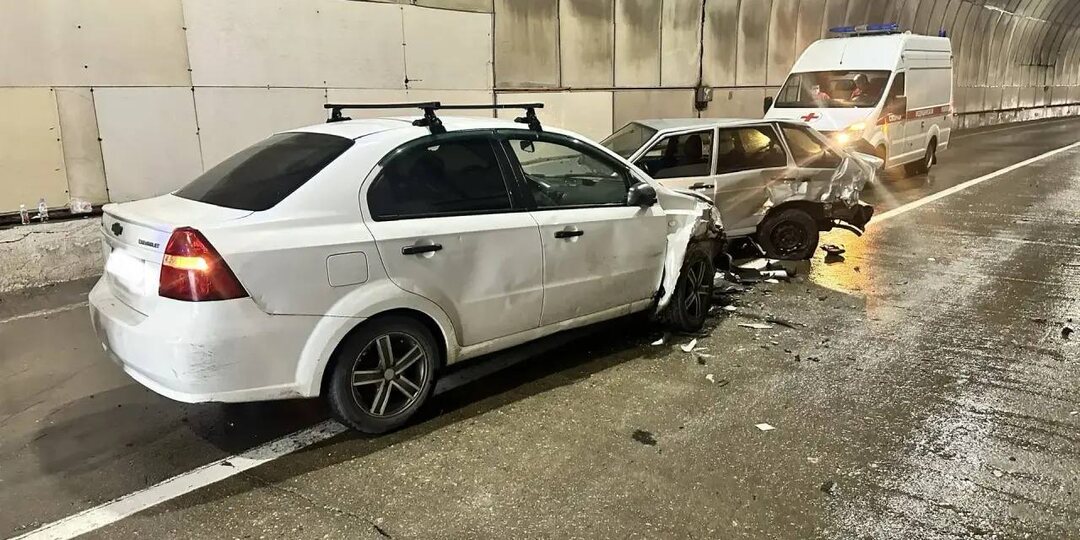 Удар о бетонное сооружение и вылет на встречную полосу: в Сочи пострадал ребенок в ДТП