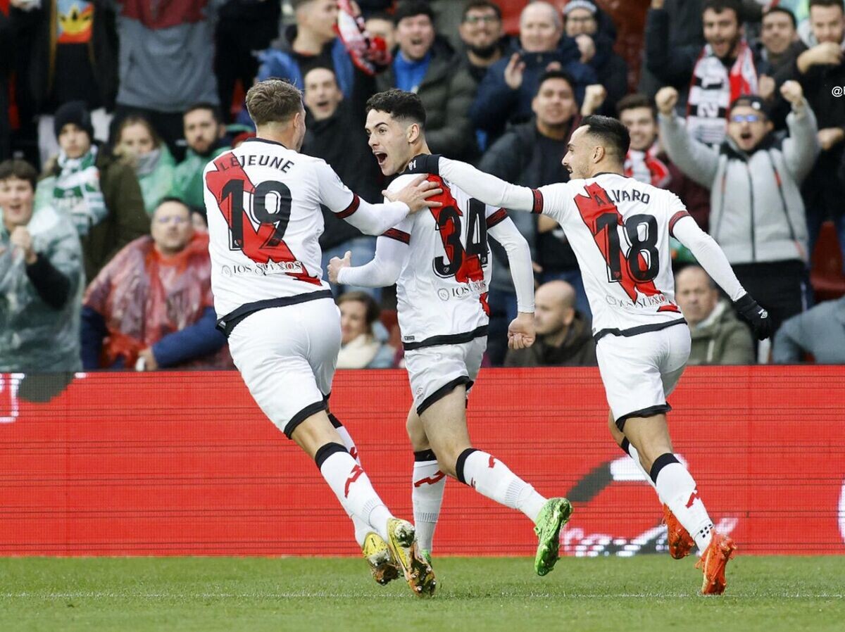    Футболисты "Райо Вальекано" в матче Примеры | © пресс-служба клуба "Райо Вальекано"